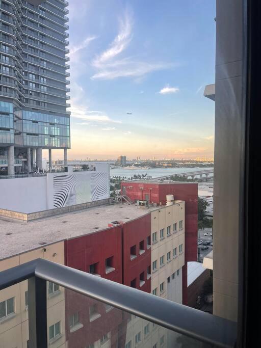 Vibrant Studio Downtown Miami Apartment ภายนอก รูปภาพ